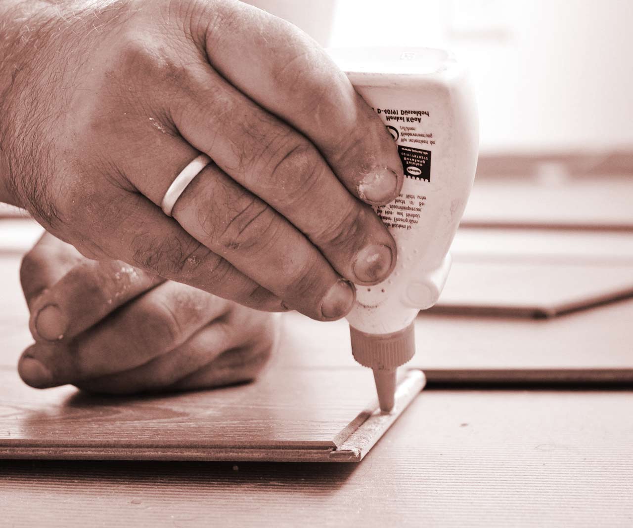 An image of wood glue in use. Stock image. Retrieved from Pixabay